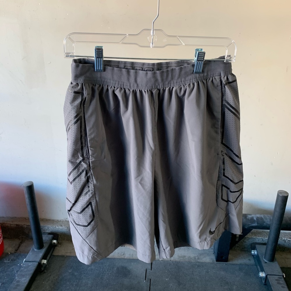 Nike men’s L CrossFit shorts gray